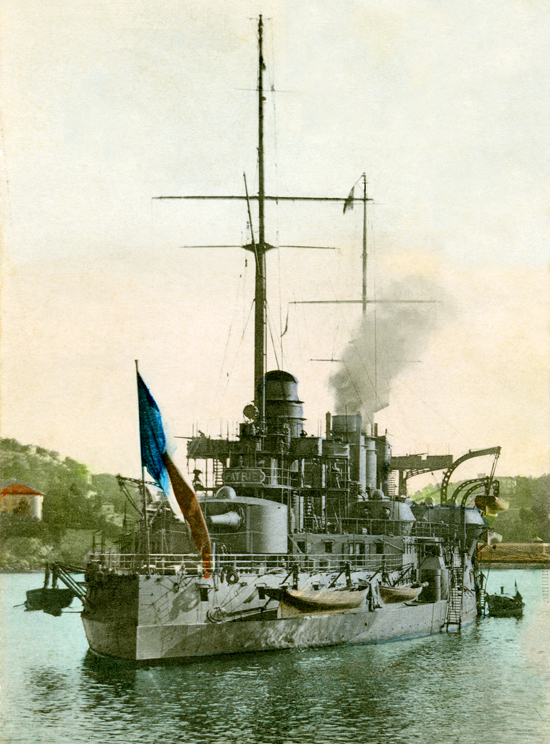 Le cuirassé Patrie en rade de Villefranche-sur-Mer. Carte postale colorisée oblitérée en avril 1925. Coll. Mémoire Vive.
