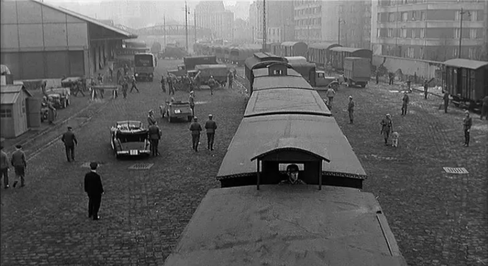 Le film « Le Train », réalisé en 1964 par John Frankenheimer, comprend plusieurs scènes tournées dans la gare marchandises de la Glacière-Gentilly. Vue des installations de la gare de marchandises le long de la rue Brillat-Savarin. Au fond, la passerelle qui reliait la place de Rungis à la rue des Longues Raies. Droits réservés.