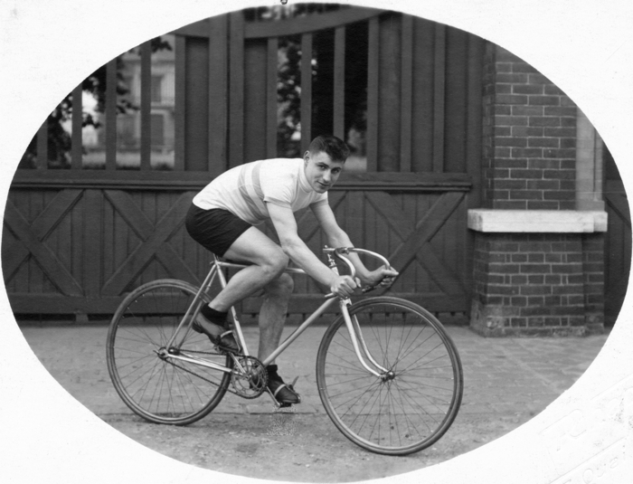 Marcel en 1933 devant le portail du château de Maromme. Collection Martine Groult. D.R.