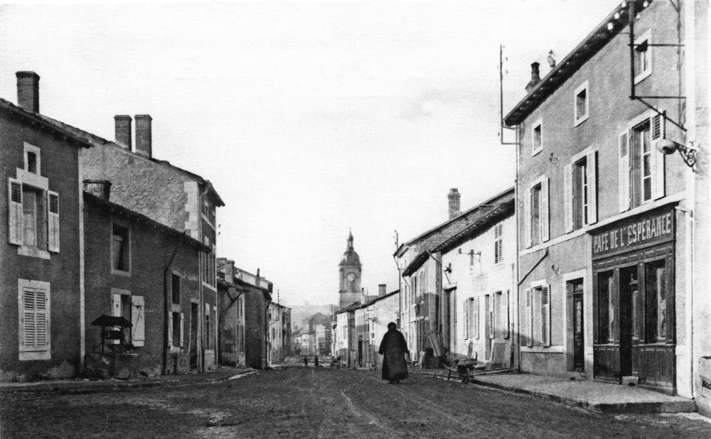Lérouville, rue Nationale. Visible à droite, la façade du Café de l’Espérance. Carte postale des années 1900, non oblitérée (sans date). Collection Mémoire Vive.