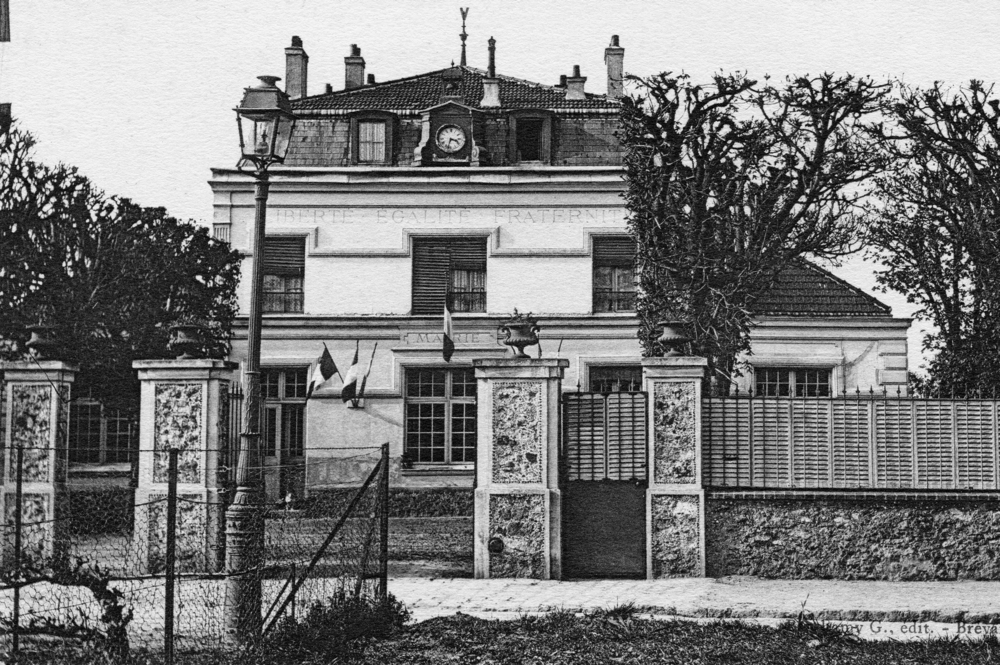 Limeil-Brévannes. La mairie et les écoles dans les années 1910. Carte postale. Collection Mémoire-Vive.