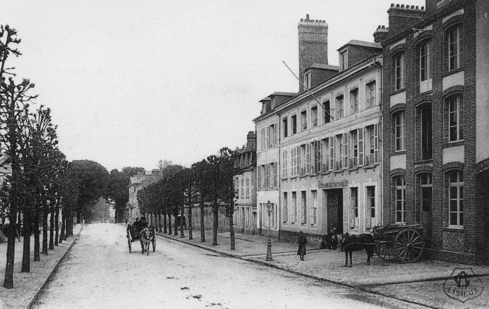 Lisieux, la gendarmerie dans les années 1900 (longue façade blanche), boulevard Duchesne-Fournet. Carte postale, collection Mémoire Vive.