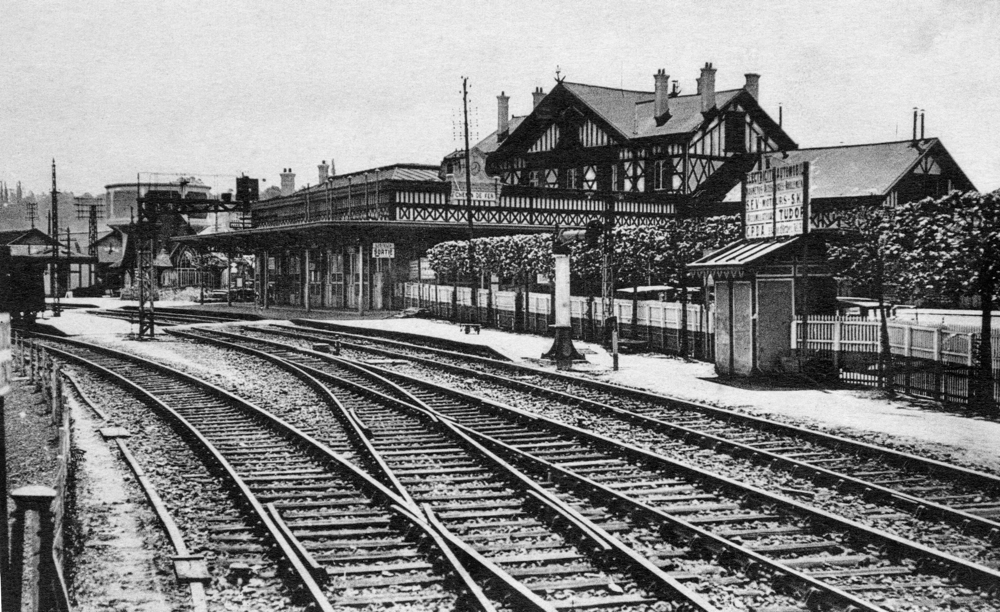 Intérieur de la gare de Lisieux dans les années 1900. Carte postale. Collection Mémoire Vive.