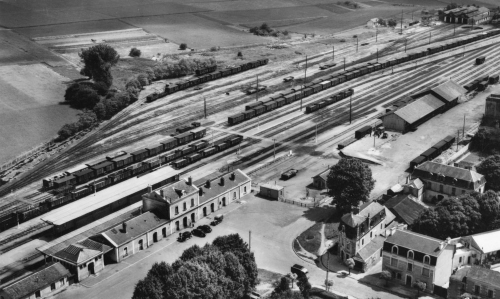 La gare de Loudun après-guerre. Carte postale non datée. Collection Mémoire Vive.