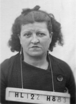 Simone Miternique photographiée au fort de Romainville en janvier 1924. DMPA. Droits réservés.