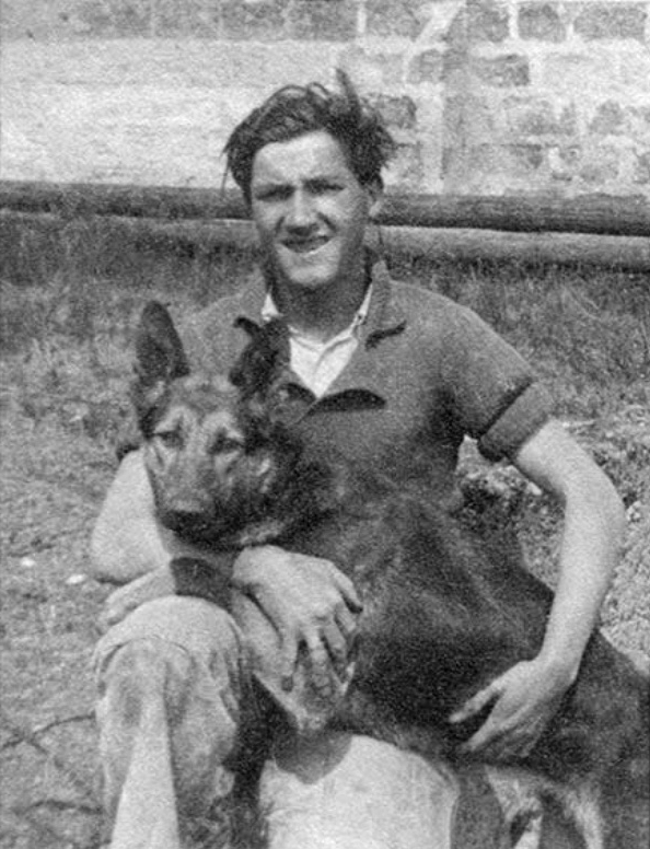 Louis Séché et sa chienne Dole. © Archives personnelles d’Anne Toucanne, sa cousine.