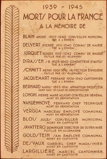 Dans grand hall de la mairie de Montreuil, à droite au pied de l’escalier. © Mémoire Vive.