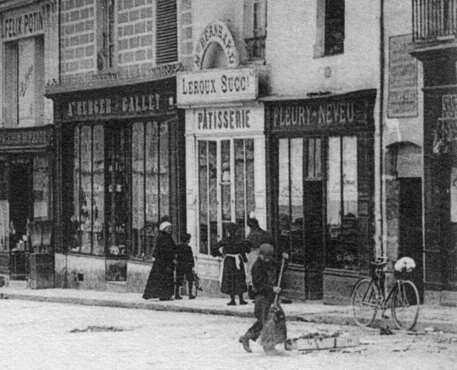 Sur cette même image, à droite, parmi divers commerces, un pâtisserie… Coll. Mémoire Vive.