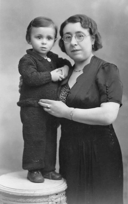 Marcel, son petit-fils, et Suzanne, le 5 février 1946. © Collection Marcel Mougin.