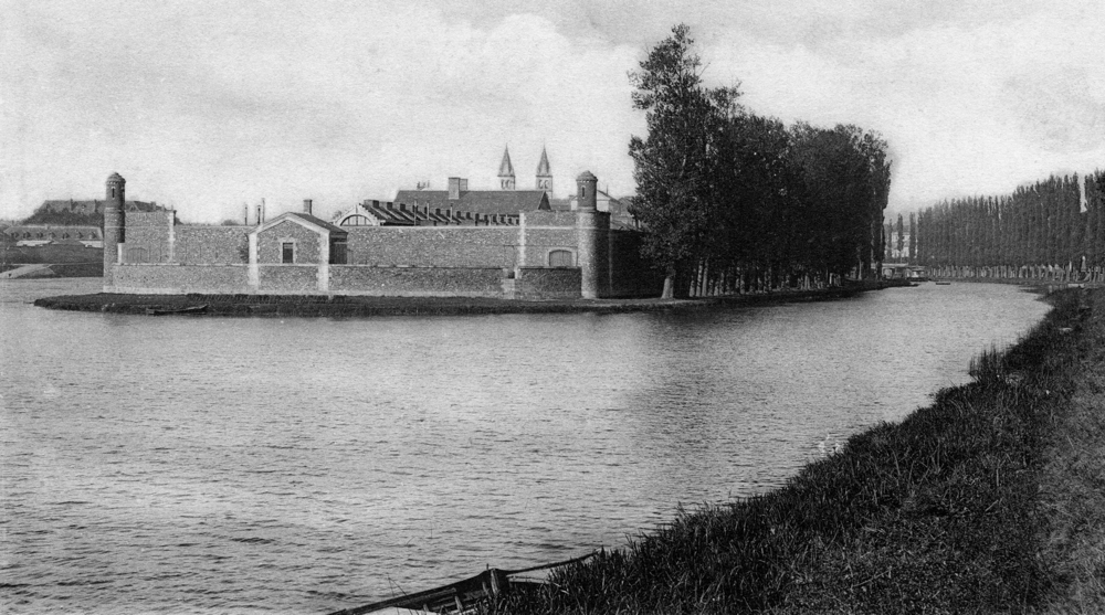 Melun. La maison centrale à la pointe amont de l’île Saint-Étienne, sur la Seine. Carte postale non datée (années 1900). Collection Mémoire Vive.
