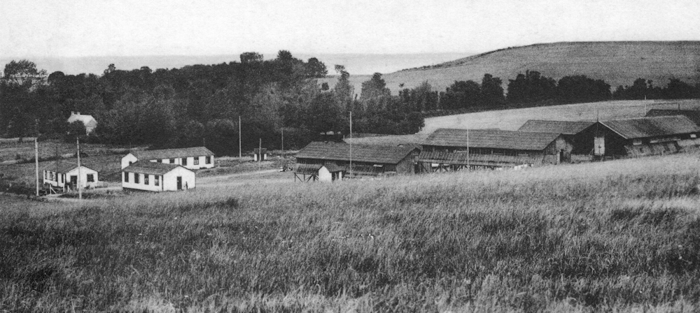 Le camp de Bellevue à Meuvaines, qui servit un temps au rassemblement des étrangers. Carte postale, collection Mémoire Vive.