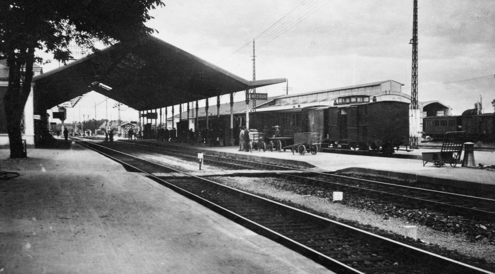 Intérieur de la gare de Mézidon. Carte postale non datée. Collection Mémoire Vive.