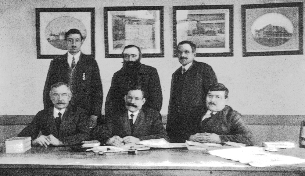 Les membres du bureau du Conseil d’administration. Fernand Besnard est-il le plus jeune d’entre eux, au deuxième rang à gauche ? Carte postale extraite du recueil promotionnel de la Cave coopérative, début des années 1930. Collection Mémoire Vive.