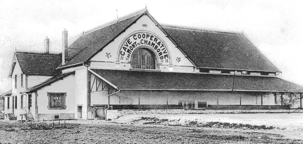 Façade de la Cave coopérative. Carte postale extraite du recueil promotionnel, début des années 1930. Collection Mémoire Vive.