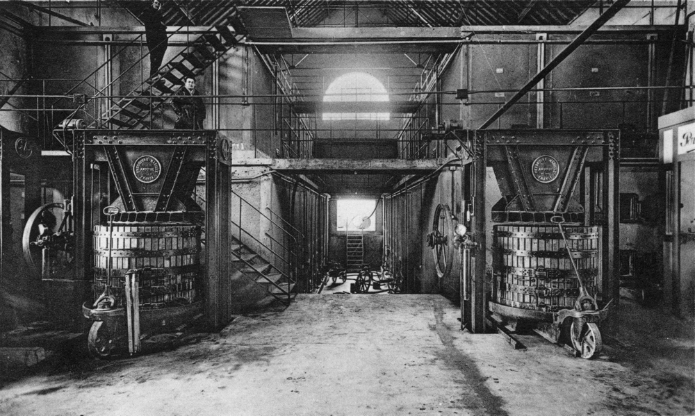 Cave coopérative de Mont-près-Chambord. Presses hydrauliques mobiles et cuves en béton. Carte postale. Collection Mémoire Vive.