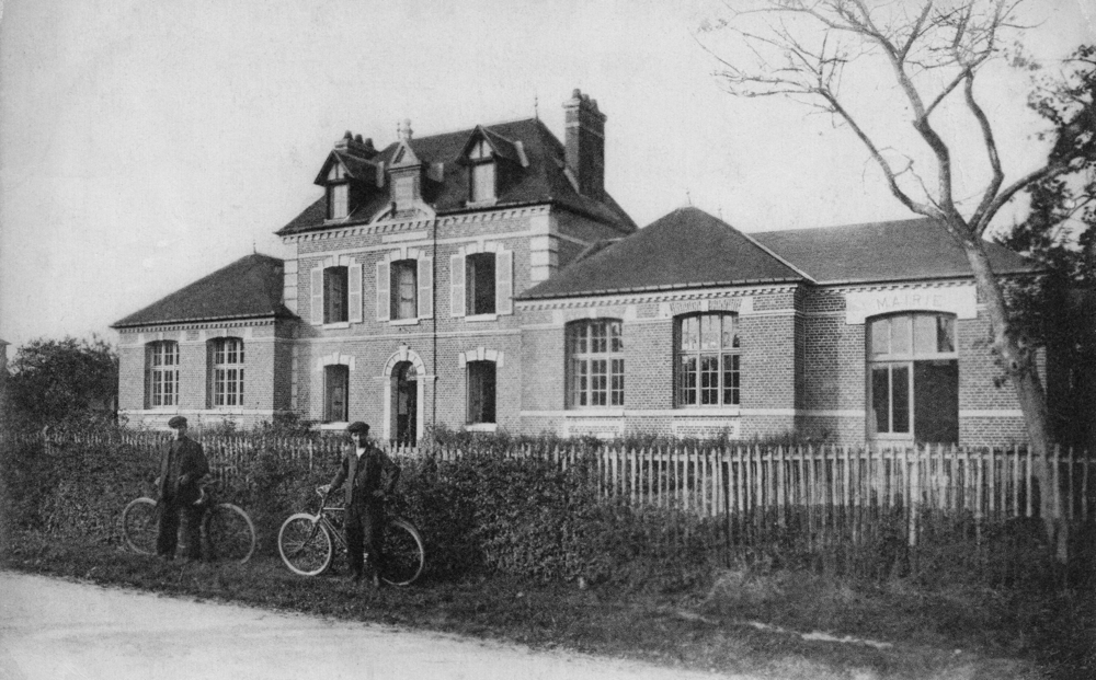 Montigny. L’école et la mairie. Carte postale voyagée en 1921. Collection Mémoire Vive.