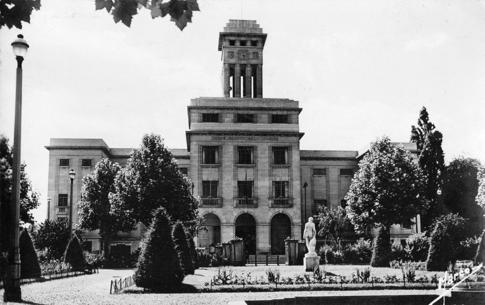 L’hôtel de ville de Montreuil après-guerre. Carte postale. Collection Mémoire Vive.