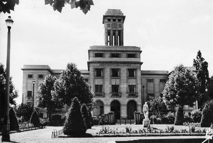 L’hôtel de ville de Montreuil après-guerre. Carte postale. Collection Mémoire Vive.