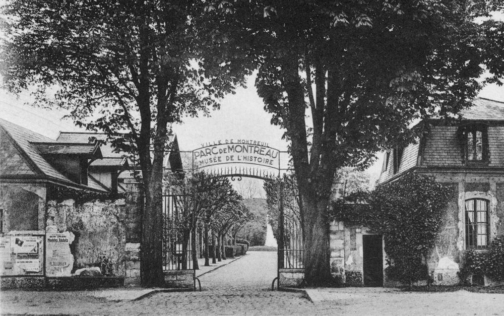 Montreuil-sous-Bois. Entrée du Parc de Montreau (sic), boulevard Théophile-Sueur. Le panneau au-dessus de l’entrée indique qu’elle permet l’accès au “Musée de l’Histoire”. Carte postale légèrement recadrée, voyagée en 1939. Coll. Mémoire Vive.