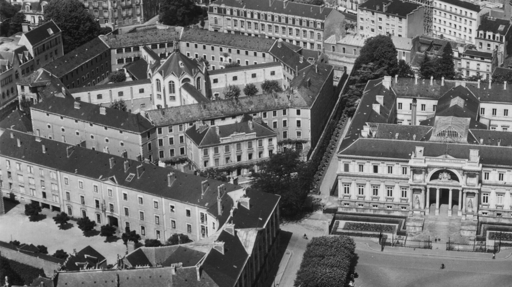 Nantes. En haut à gauche, la prison La Fayette, entre le Palais de Justice à droite et la gendarmerie, en dessous. Carte postale d’après guerre (extrait). Collection Mémoire Vive.