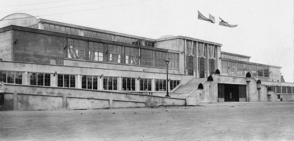 Nantes. La salle des fêtes du Champ de Mars. Est-ce l’endroit où ont été rassemblés les militants arrêtés en juillet 1942 ? Carte postale. Collection Mémoire Vive.