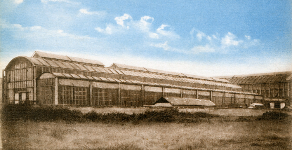Un bâtiment de l’usine des Batignolles, spécialisée dans la construction de locomotives « à grande puissance ». Carte postale non datée. Collection Mémoire Vive.