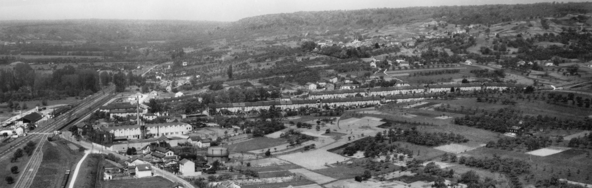 Neuves-Maisons. Les cités de Chaligny. Vue aérienne d’après-guerre. Carte postale, collection Mémoire Vive.
