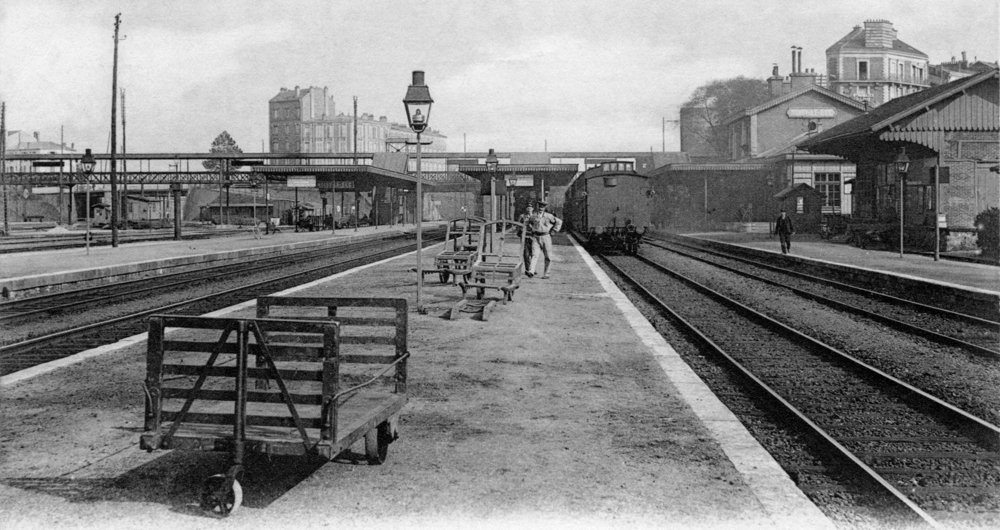 Intérieur de la gare de Noisy-le-Sec. Carte postale oblitérée en 1907. Coll. Mémoire Vive.