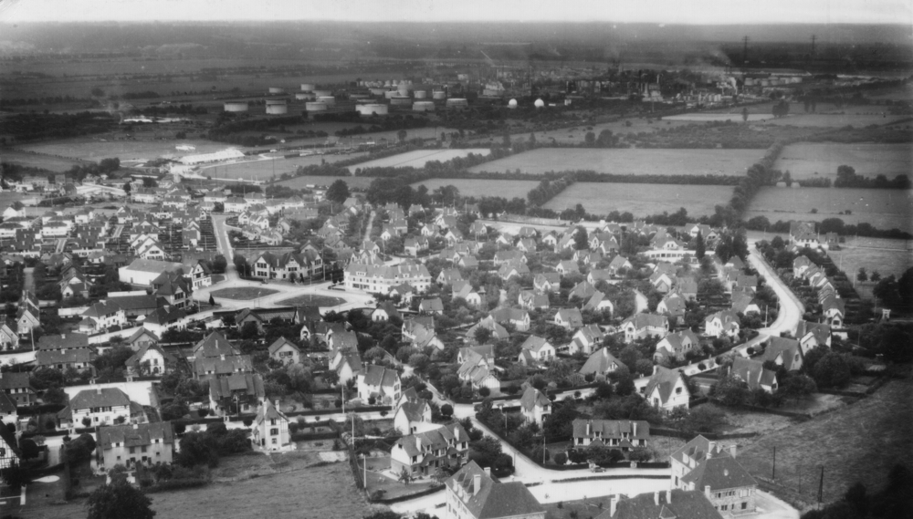 Notre-Dame-de-Gravenchon. Les cités au premier plan, les raffineries et la Seine dans le lointain. Carte postale d’après-guerre, collection Mémoire Vive.