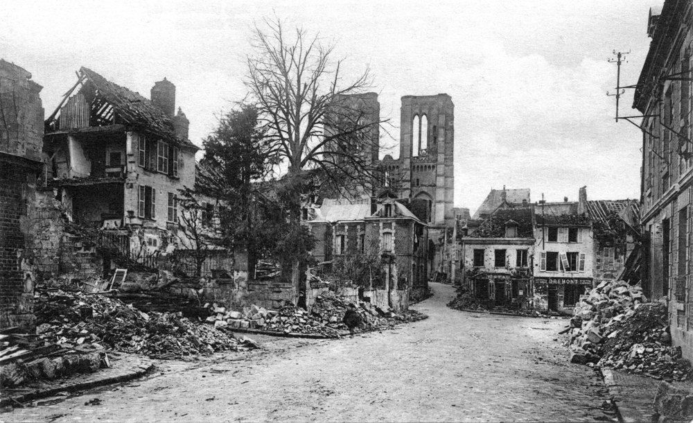 Noyon en 1918. La rue d’Amiens. Carte postale, collection Mémoire Vive.