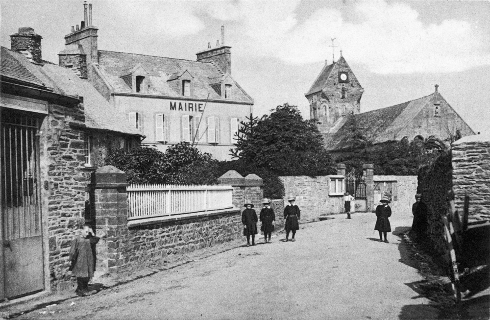 Octeville. La mairie dans les années 1900. Carte postale. Collection Mémoire Vive.