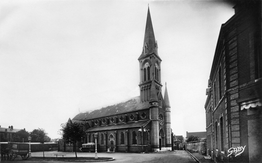 Oissel. L’église. Carte postale. Collection Mémoire Vive.