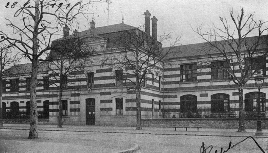 Orléans. l’école de garçons du 45, avenue Dauphine en 1915, alors qu’elle a été transformée en hôpital auxiliaire 204 géré par l’Association des Dames françaises. Carte postale, coll. Mémoire Vive.