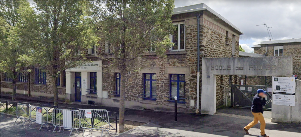 Orly. Entrée de l’école Jean-Moulin, ancienne école des filles. Le logement de fonction occupé par É. Bourset correspond aux trois fenêtres du rez-de-chaussée, à gauche du porche. Après avoir été le siège du CISPO, ce local entièrement rénové accueille l’École de la Deuxième Chance. © Google Earth.