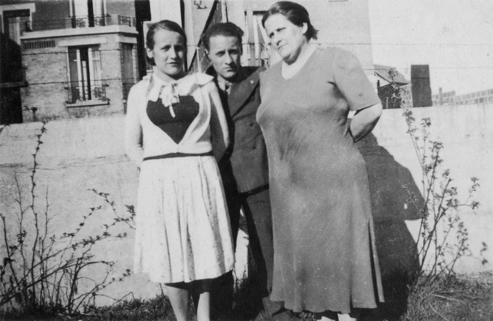 René Perrottet, entre sa sœur Geneviève, 16 ans, et leur mère, Germaine. Collection Frédérique Robert. Droits réservés.