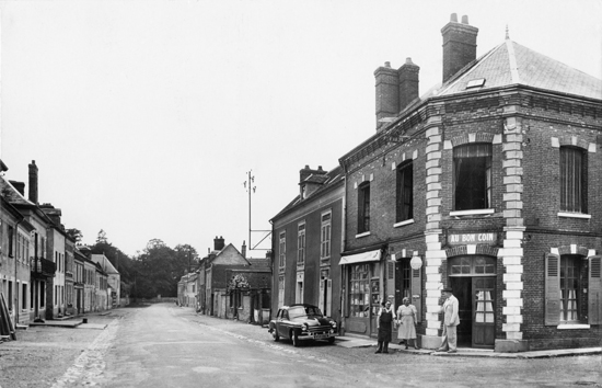 Pacy-sur-Eure. La rue de Pacel. À droite, le café Au Bon Coin. Carte postale oblitérée en 1960. Collection Mémoire Vive.