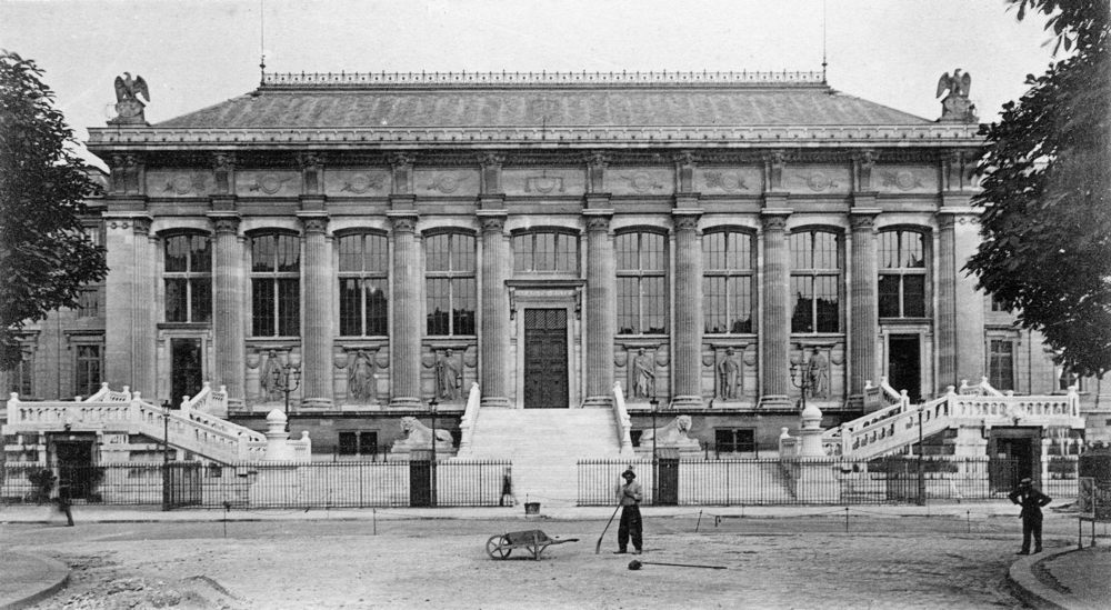 Le Palais de Justice de Paris vu depuis la place Dauphine. Carte postale des années 1900. Collection Mémoire Vive. Selon certains témoignages, les soupiraux situés près des statues de lions éclairaient les sous-sols du dépôt.