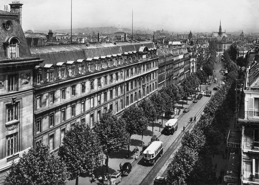 Paris. Le haut du boulevard Saint-Michel ; à gauche, le lycée Saint-Louis. Cartes postale “voyagée” après-guerre. Collection Mémoire vive.