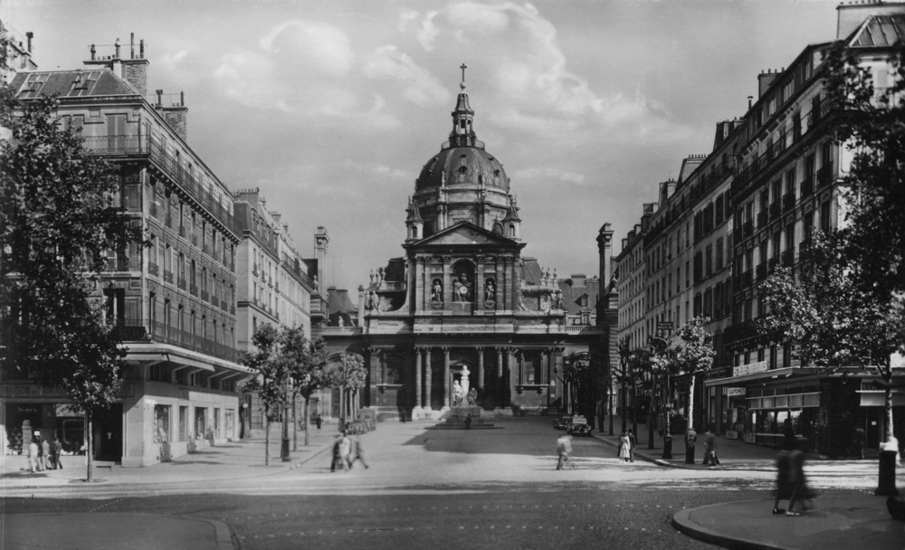 La place de la Sorbonne, sans doute peu après la Libération. La Librairie Rive Gauche était située à droite. Carte postale non datée, collection Mémoire Vive.