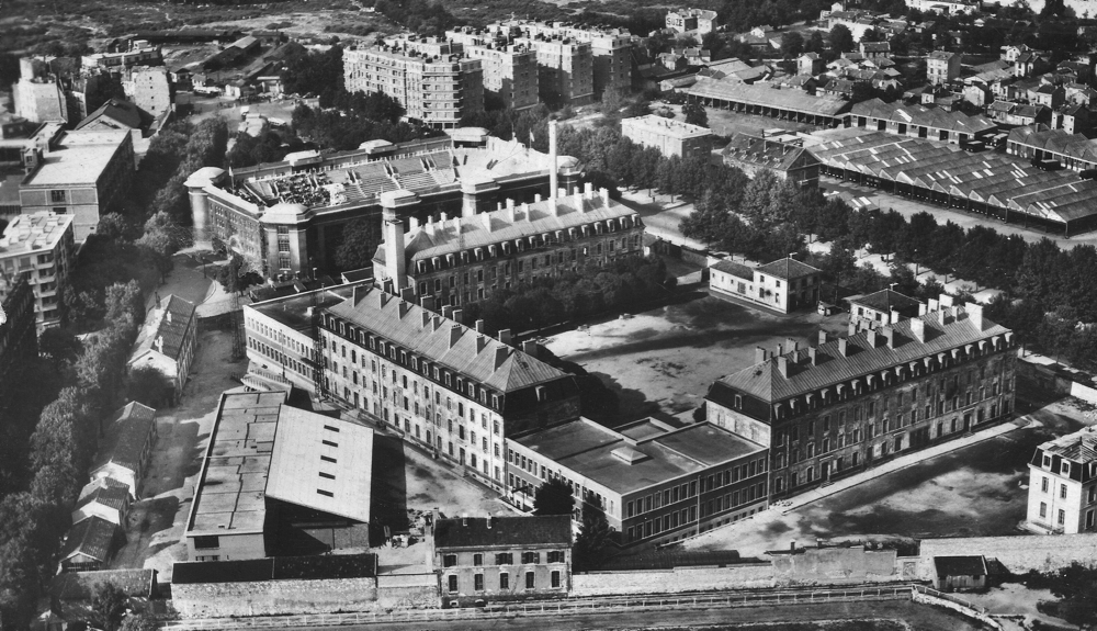 La caserne des Tourelles, vers la Porte des Lilas, entre l’avenue Gambetta, à gauche, et le boulevard Mortier. Carte postale d’après guerre.