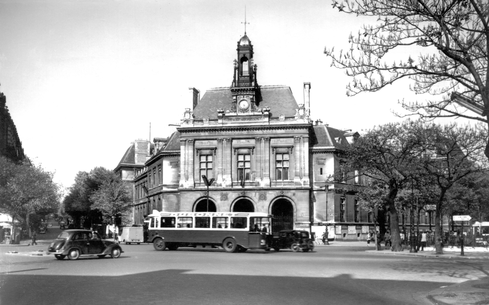 La place Gambetta après guerre. Une des bouches de la station de métro s’ouvre sur le trottoir dont on aperçoit l’arrondit au sol à droite. Carte postale, collection Mémoire Vive.