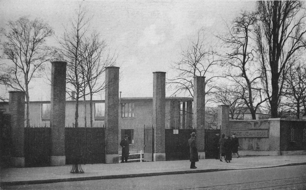 Entrée du stade Jean Bouin (Paris 16e) dans les années 1940. Carte postale, collection Mémoire Vive.
