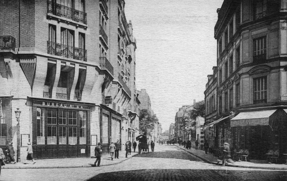 Paris 15e. Perspective sur la rue de Lourmel vue depuis la rue du Théâtre dans les années 1910. Le bureau de poste au pied de l’immeuble du n° 64 existe encore en octobre 2020. Carte postale, collection Mémoire Vive.
