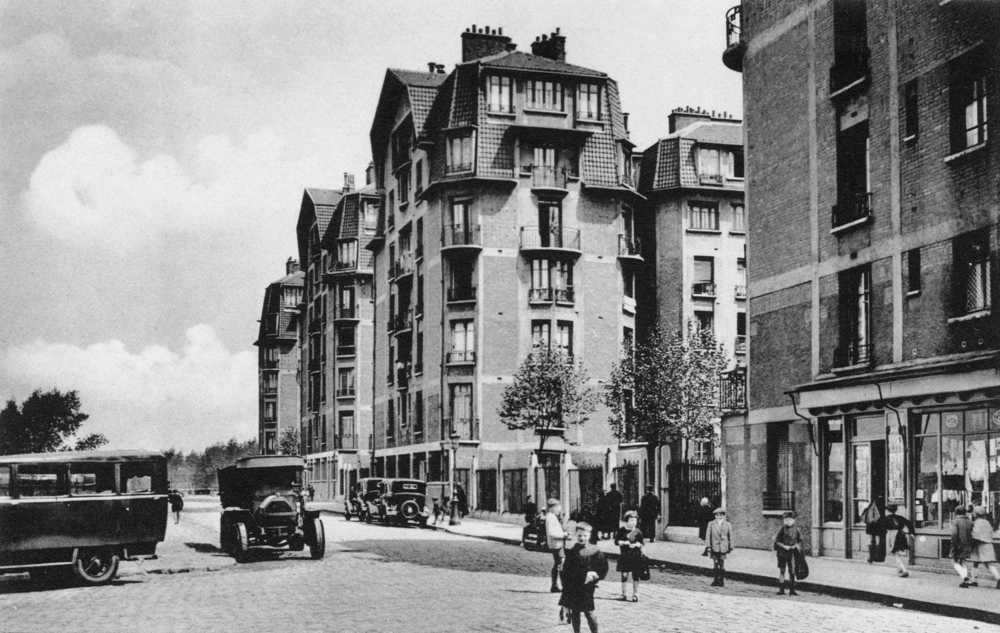 La rue Frédéric-Schneider dans les années 1920. Carte postale. Collection Mémoire Vive.