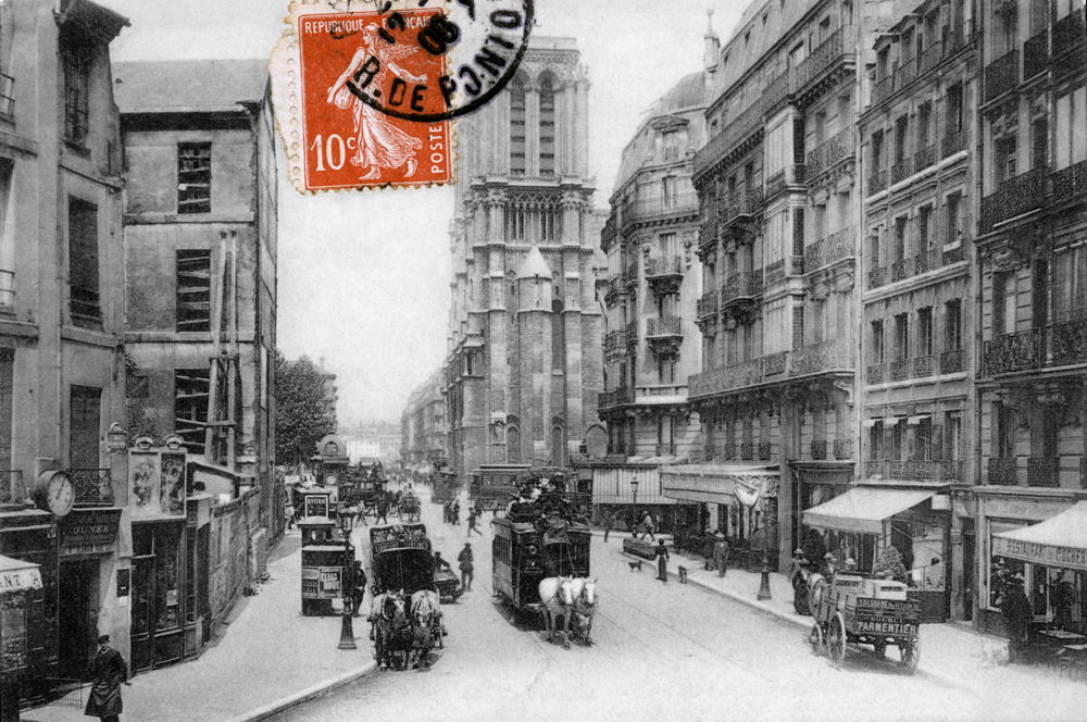 Paris 5e. La rue Lagrange, vers la Seine, et Notre-Dame. La courte rue du Fouarre commence derrière le photographe, à gauche. Carte postale oblitérée en 1909. Coll. Mémoire Vive.