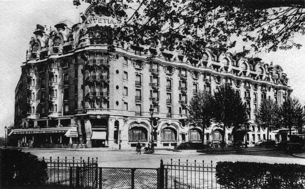 L’hôtel Lutetia, à Paris 6e. Siège de l’Abwehr (service de renseignements de l’état-major allemand) sous l’occupation. Centre d’accueil des déportés au printemps-été 1945. Carte postale, années 1940-1950. Collection Mémoire Vive.