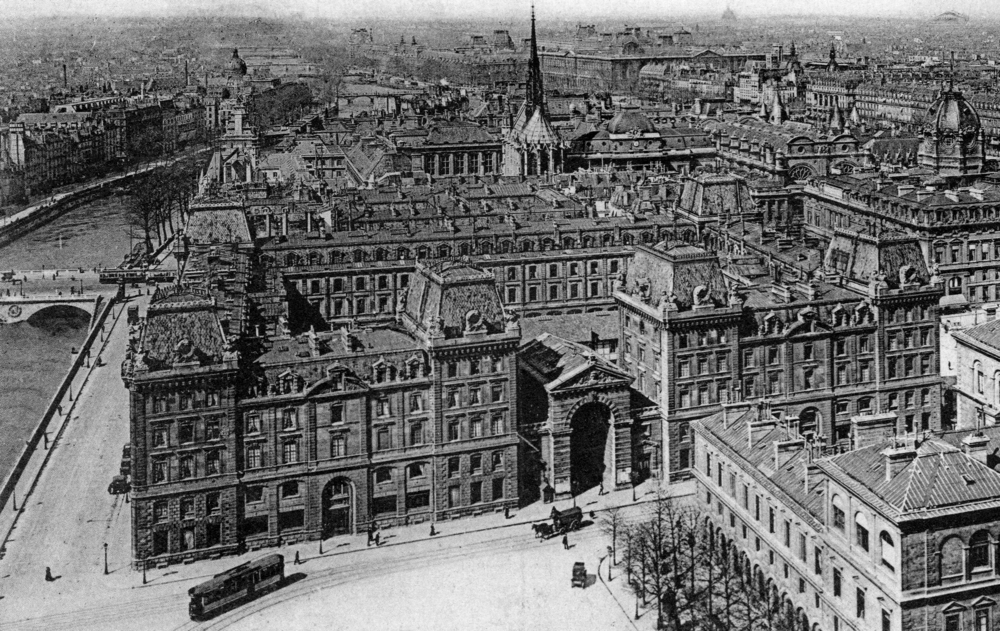 Paris. La préfecture de police vue depuis Notre-Dame. Carte postale des années 1900 (le bâtiment est alors la caserne de la Garde républicaine). Coll. Mémoire Vive.