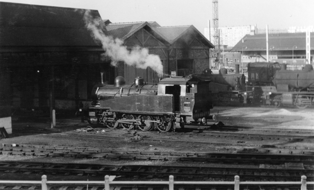 Paris. Le dépôt SNCF des Batignolles (réseau Ouest) en 1965. Une loco 040 TA en manœuvre. Photo Siegenthaler. Collection Mémoire Vive.