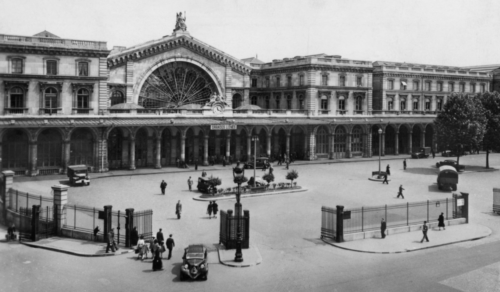 La gare de l’Est à Paris, point d’arrivée de nombreux rapatriés d’Allemagne, dont des déportés rescapés. Des familles y ont guetté en vain le retour de leur proche. Carte postale d’après guerre. Collection Mémoire Vive.