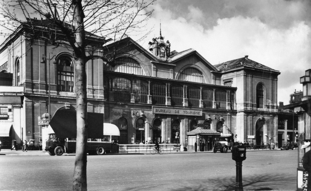 Paris, gare Montparnasse. Carte postale “Voyagée” en 1944 : à gauche, on aperçoit un autobus à gazogène. Collection Mémoire Vive.